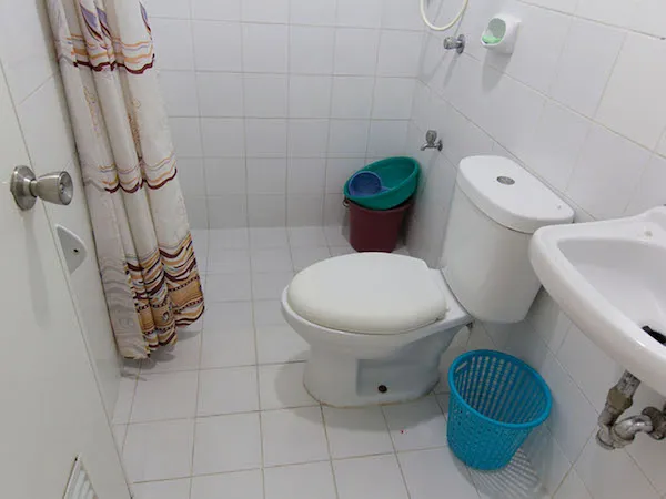 内部寮:トイレ・シャワー | HELP Baguio ロンロン