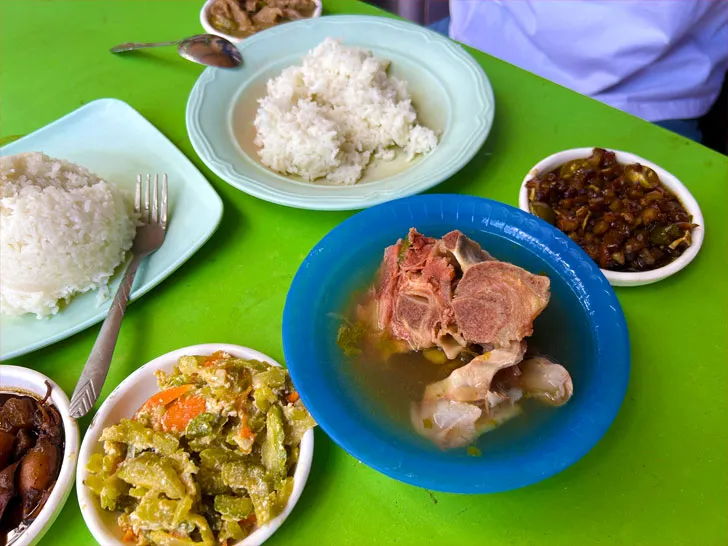 フィリピンローカル食堂カレンデリアにて注文した料理