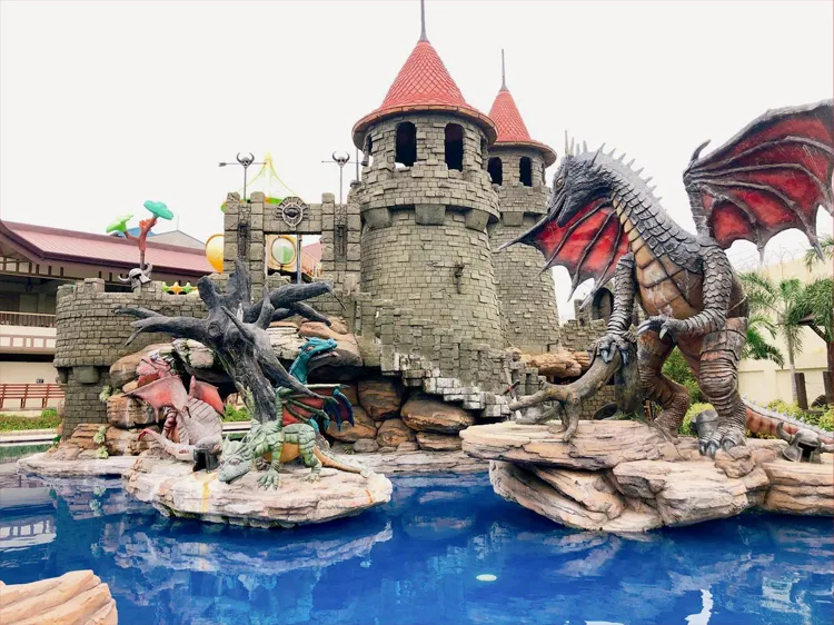 ドラゴンとお城のプール
