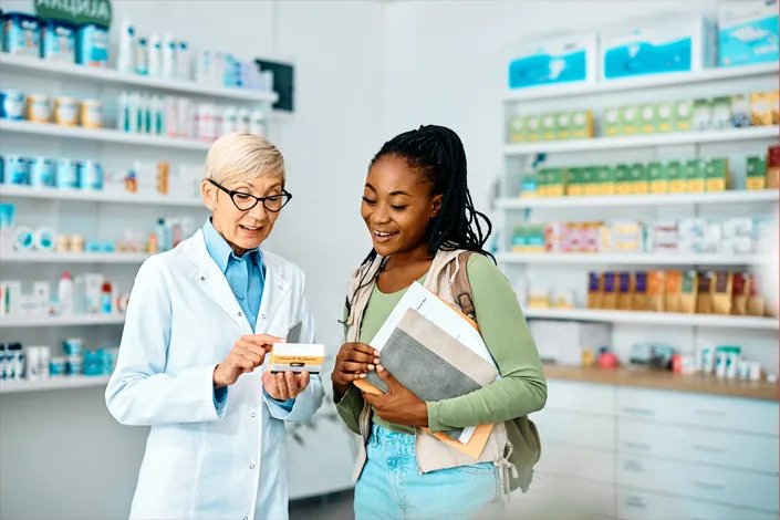 薬剤師にオススメの薬を教えてもらう様子