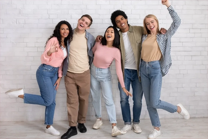 他国の学生同士が仲良く交流する様子