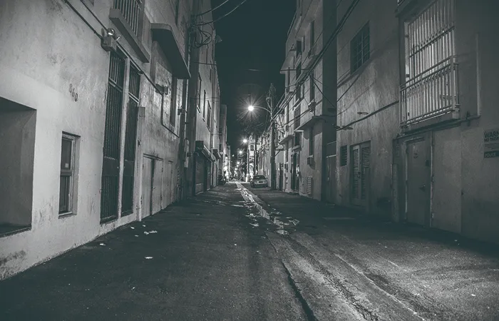 夜中に出歩かない