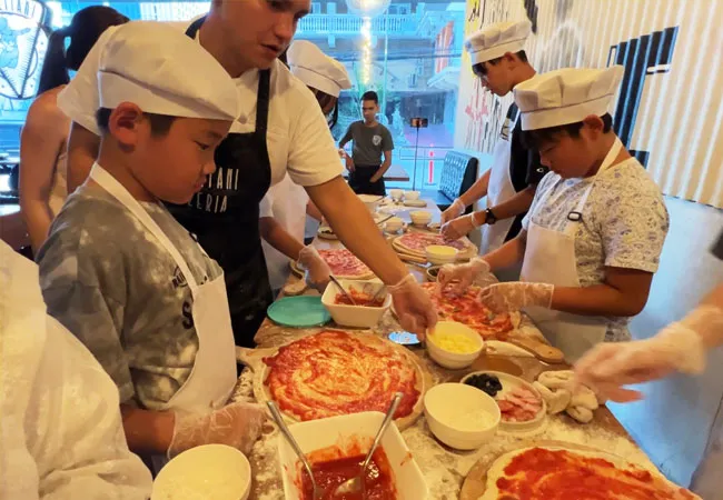 親子留学(英語でピザ作りの課外授業) | CES シーイーエス