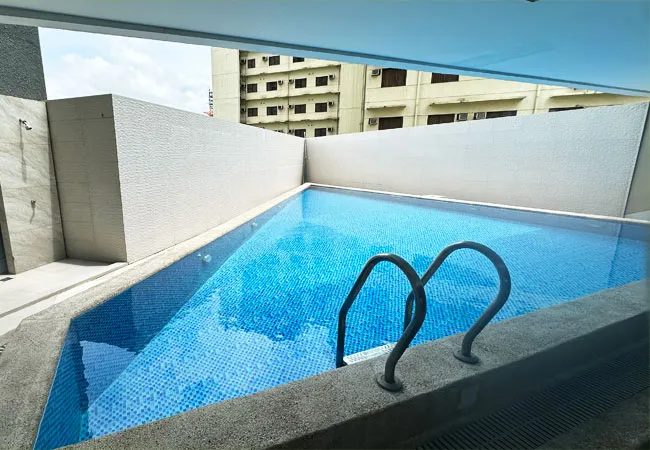 親子留学(校内プール) | CES シーイーエス