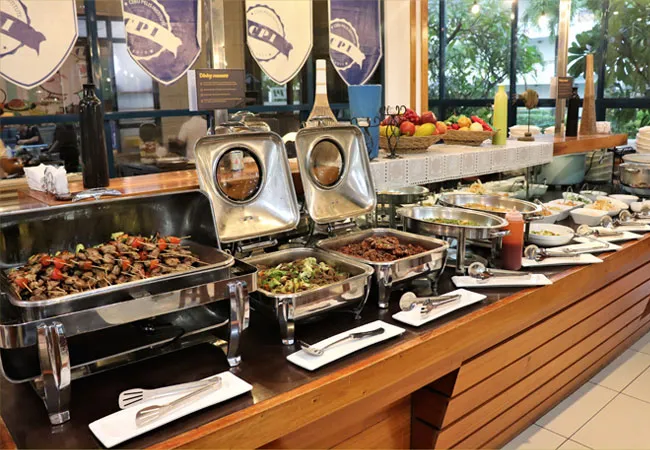 親子留学(ビュッフェの食事)|CPI シーピーアイ