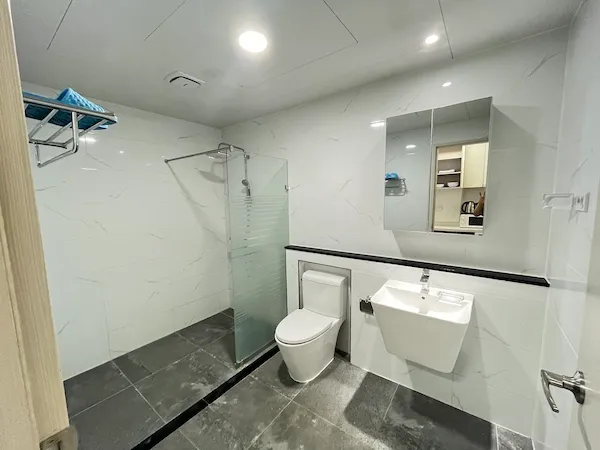 内部寮:シャワー/トイレ | Clark Talk トーク