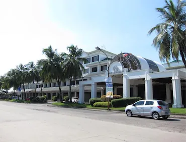 学校外観 | E-Room  プレミアムセンター