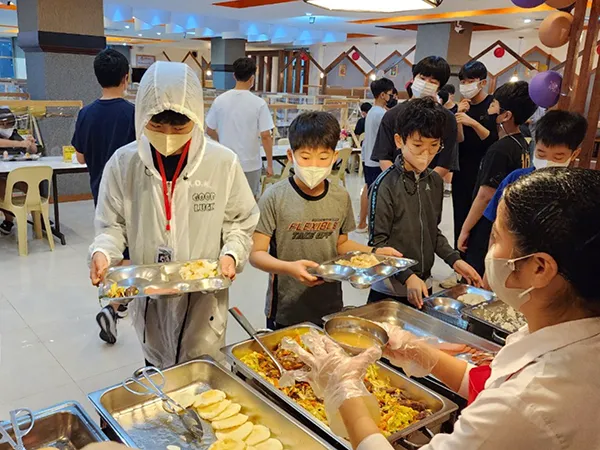 食事の様子 | SMEAG ターラック